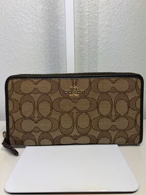 NWOT Coach Brown Signature “C’s”Long Zip Accordion Wallet